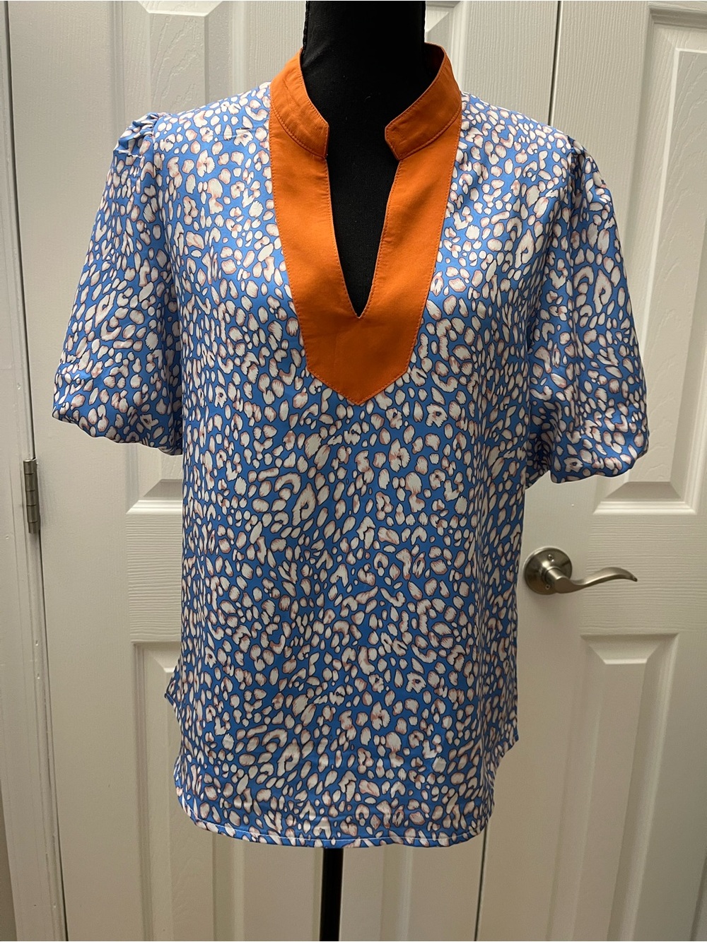 Karden Lane Blue Animal Print Blouse Orange Trim V-Neck Top Sz M NWOT